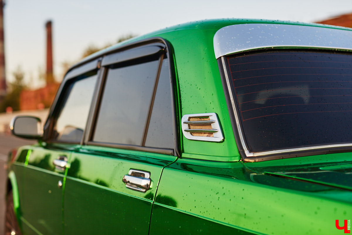 По Владимиру тюнингованные «Жигули» разъезжают около десяти лет, а не так давно сменили владельца - за рулем заметного средства передвижения теперь девятнадцатилетний студент колледжа Максим Ширкунов.