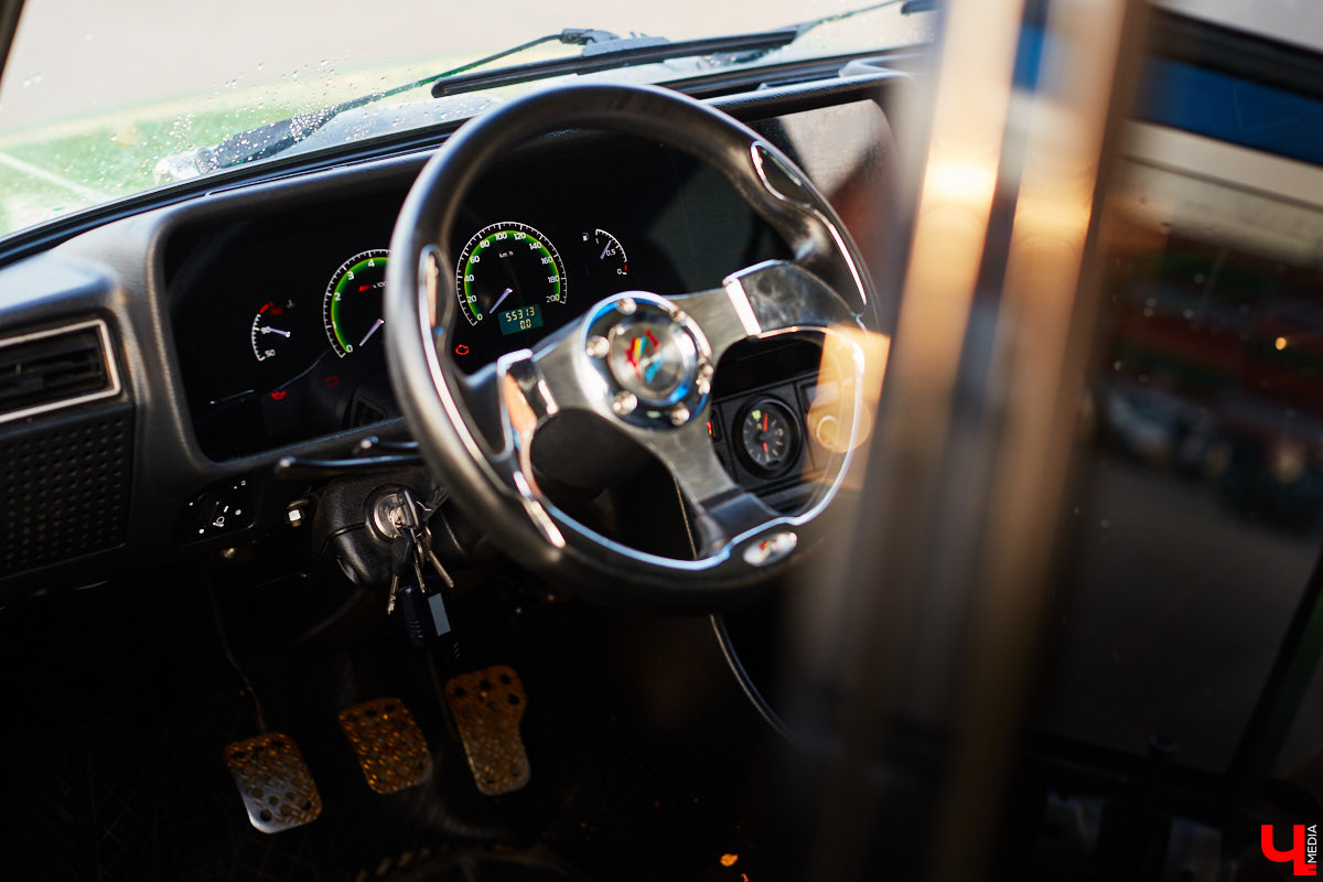 По Владимиру тюнингованные «Жигули» разъезжают около десяти лет, а не так давно сменили владельца - за рулем заметного средства передвижения теперь девятнадцатилетний студент колледжа Максим Ширкунов.