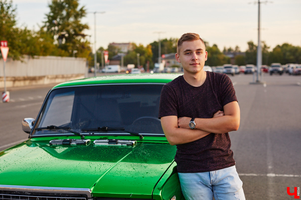 По Владимиру тюнингованные «Жигули» разъезжают около десяти лет, а не так давно сменили владельца - за рулем заметного средства передвижения теперь девятнадцатилетний студент колледжа Максим Ширкунов.