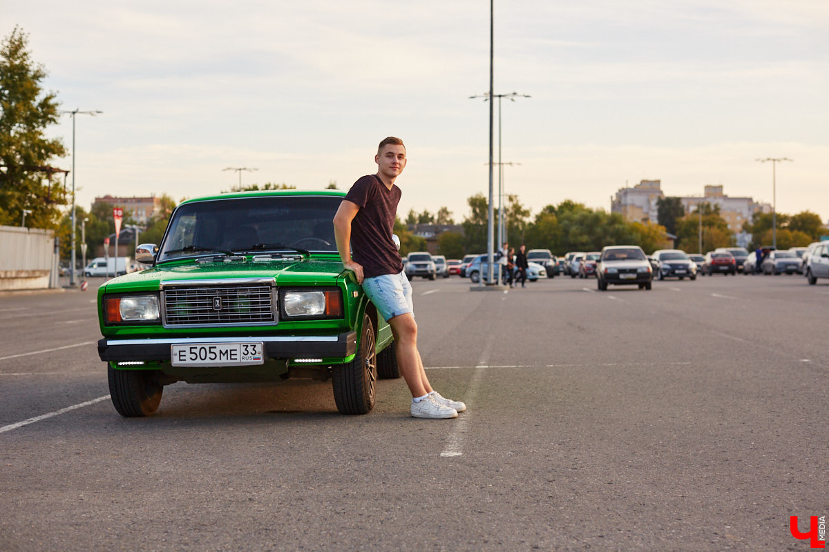 По Владимиру тюнингованные «Жигули» разъезжают около десяти лет, а не так давно сменили владельца - за рулем заметного средства передвижения теперь девятнадцатилетний студент колледжа Максим Ширкунов.