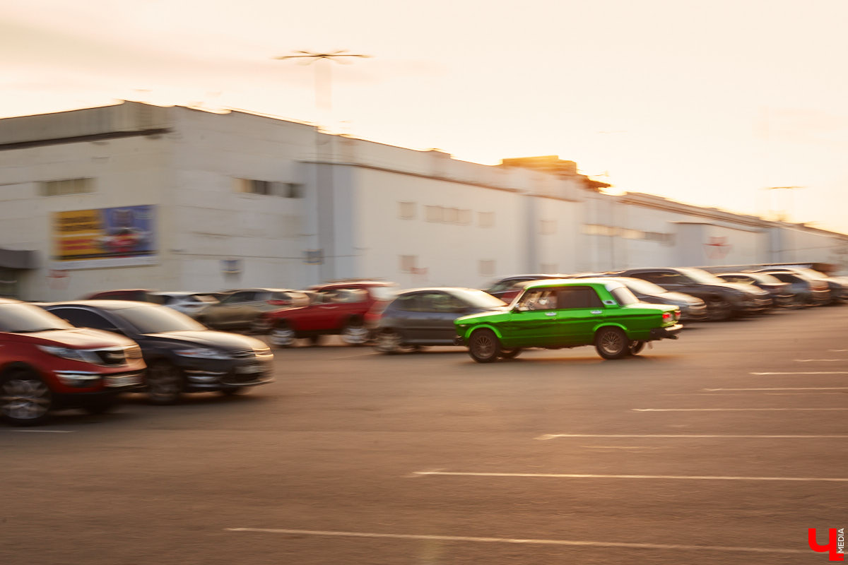 По Владимиру тюнингованные «Жигули» разъезжают около десяти лет, а не так давно сменили владельца - за рулем заметного средства передвижения теперь девятнадцатилетний студент колледжа Максим Ширкунов.