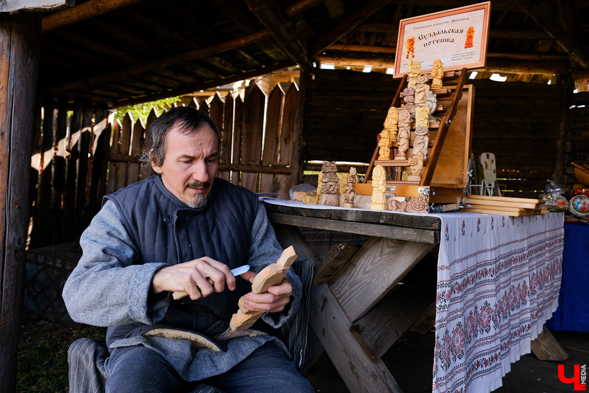 На фестивале участники ели огурцы из лаптей и слушали народную музыку. Одним из самых зрелищных развлечений стал футбол в лаптях.
