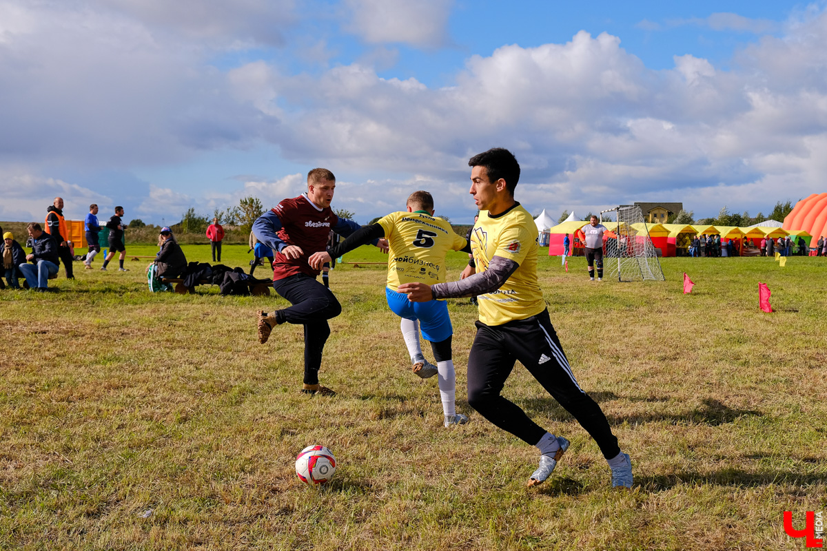 На фестивале участники ели огурцы из лаптей и слушали народную музыку. Одним из самых зрелищных развлечений стал футбол в лаптях.