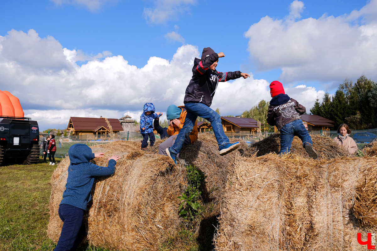 На фестивале участники ели огурцы из лаптей и слушали народную музыку. Одним из самых зрелищных развлечений стал футбол в лаптях.