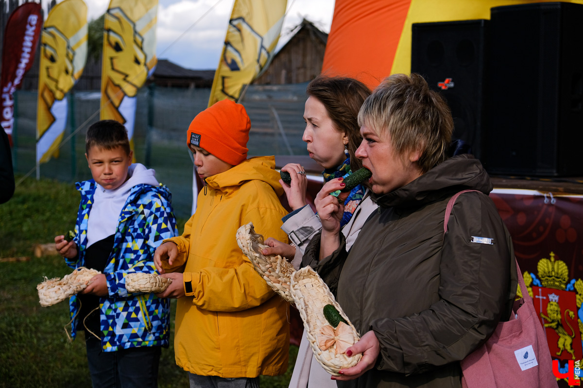 На фестивале участники ели огурцы из лаптей и слушали народную музыку. Одним из самых зрелищных развлечений стал футбол в лаптях.