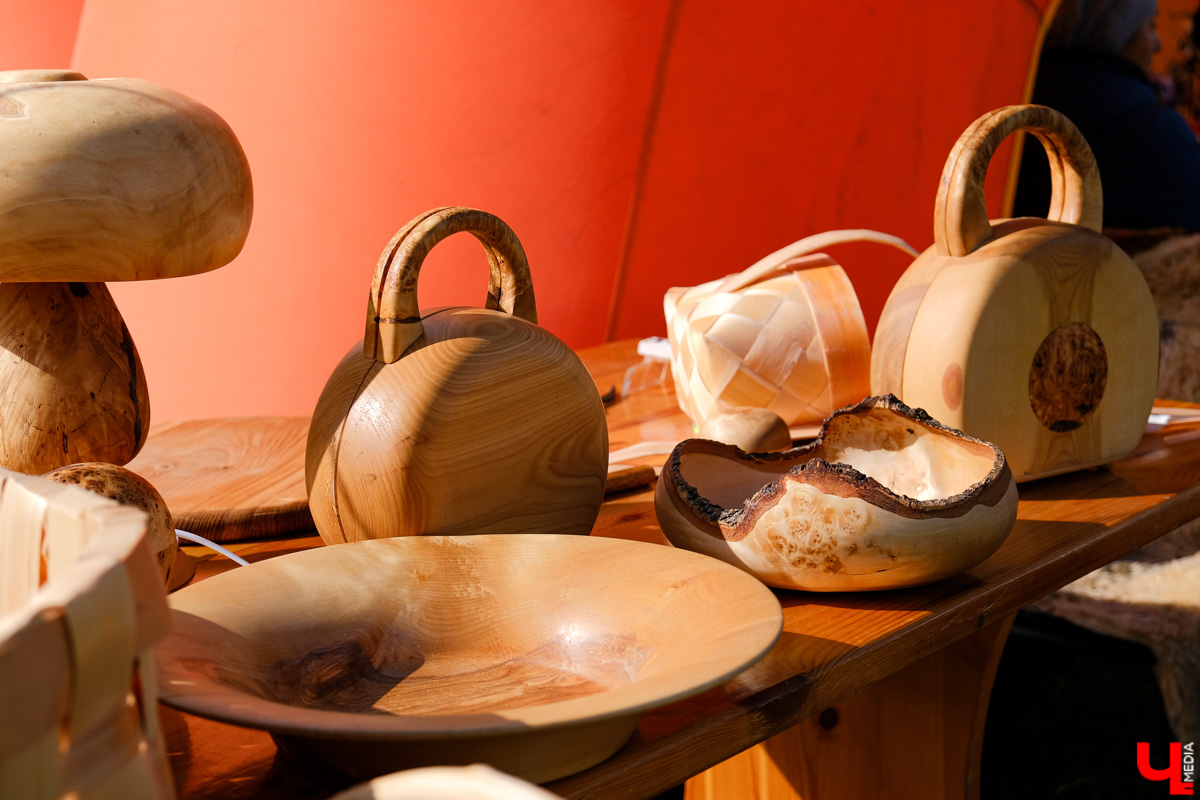 На фестивале участники ели огурцы из лаптей и слушали народную музыку. Одним из самых зрелищных развлечений стал футбол в лаптях.