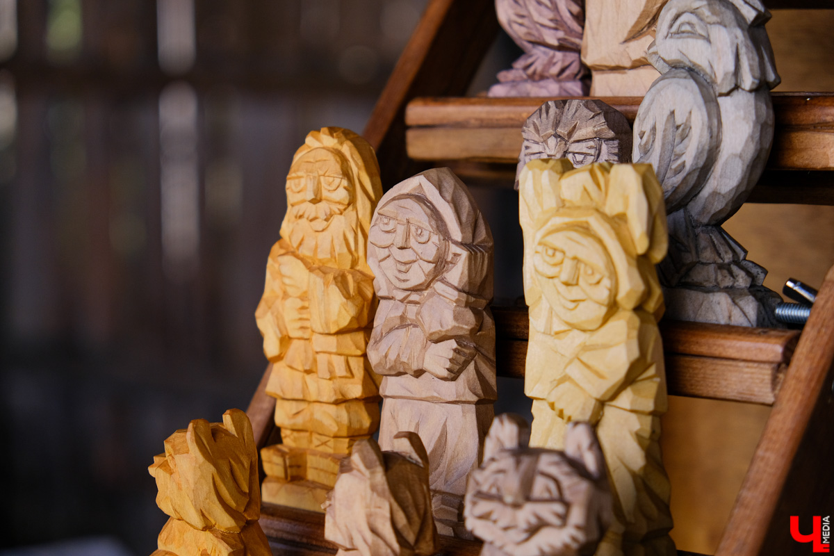 На фестивале участники ели огурцы из лаптей и слушали народную музыку. Одним из самых зрелищных развлечений стал футбол в лаптях.