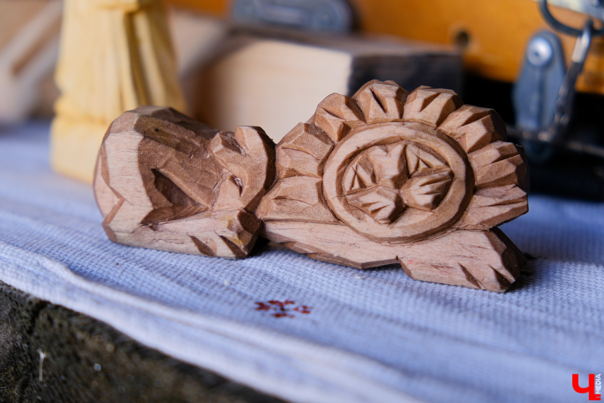 На фестивале участники ели огурцы из лаптей и слушали народную музыку. Одним из самых зрелищных развлечений стал футбол в лаптях.