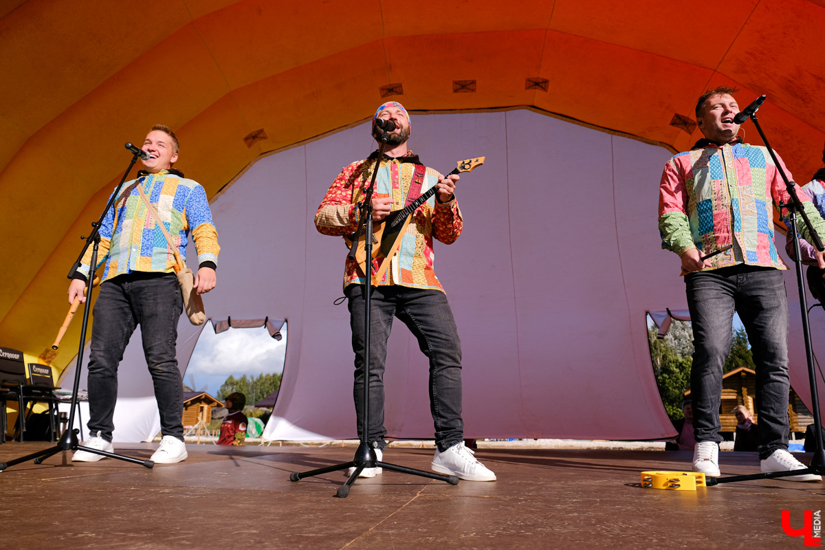 На фестивале участники ели огурцы из лаптей и слушали народную музыку. Одним из самых зрелищных развлечений стал футбол в лаптях.