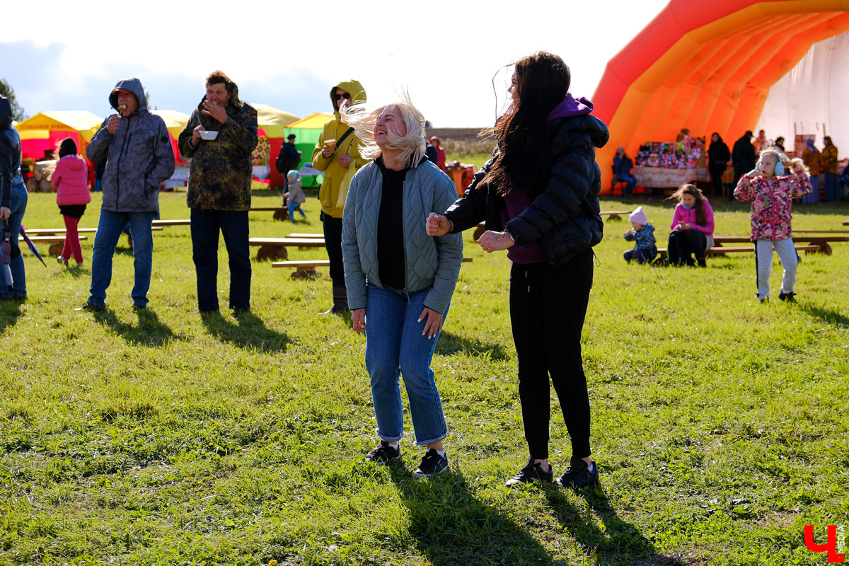 На фестивале участники ели огурцы из лаптей и слушали народную музыку. Одним из самых зрелищных развлечений стал футбол в лаптях.