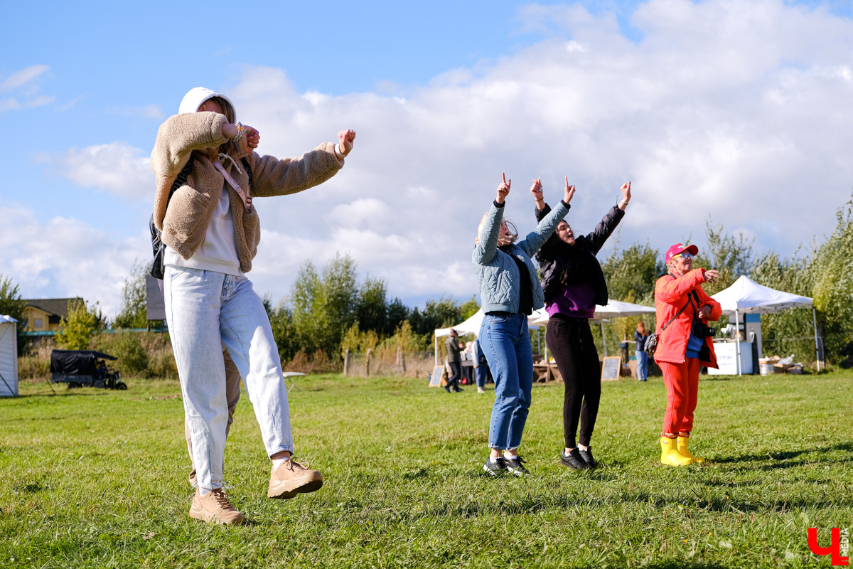 На фестивале участники ели огурцы из лаптей и слушали народную музыку. Одним из самых зрелищных развлечений стал футбол в лаптях.