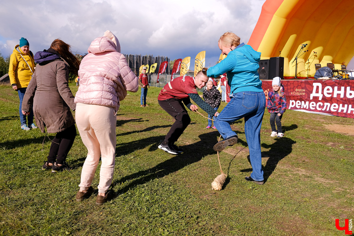 На фестивале участники ели огурцы из лаптей и слушали народную музыку. Одним из самых зрелищных развлечений стал футбол в лаптях.