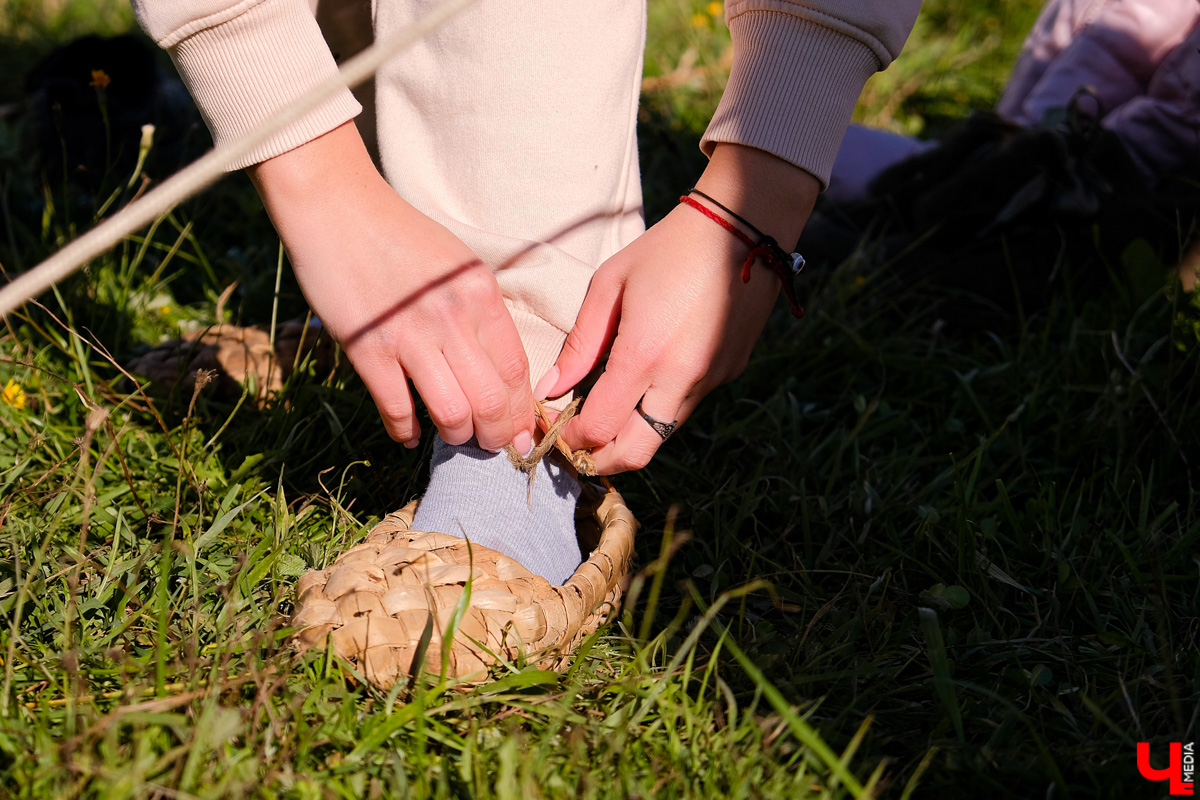 На фестивале участники ели огурцы из лаптей и слушали народную музыку. Одним из самых зрелищных развлечений стал футбол в лаптях.