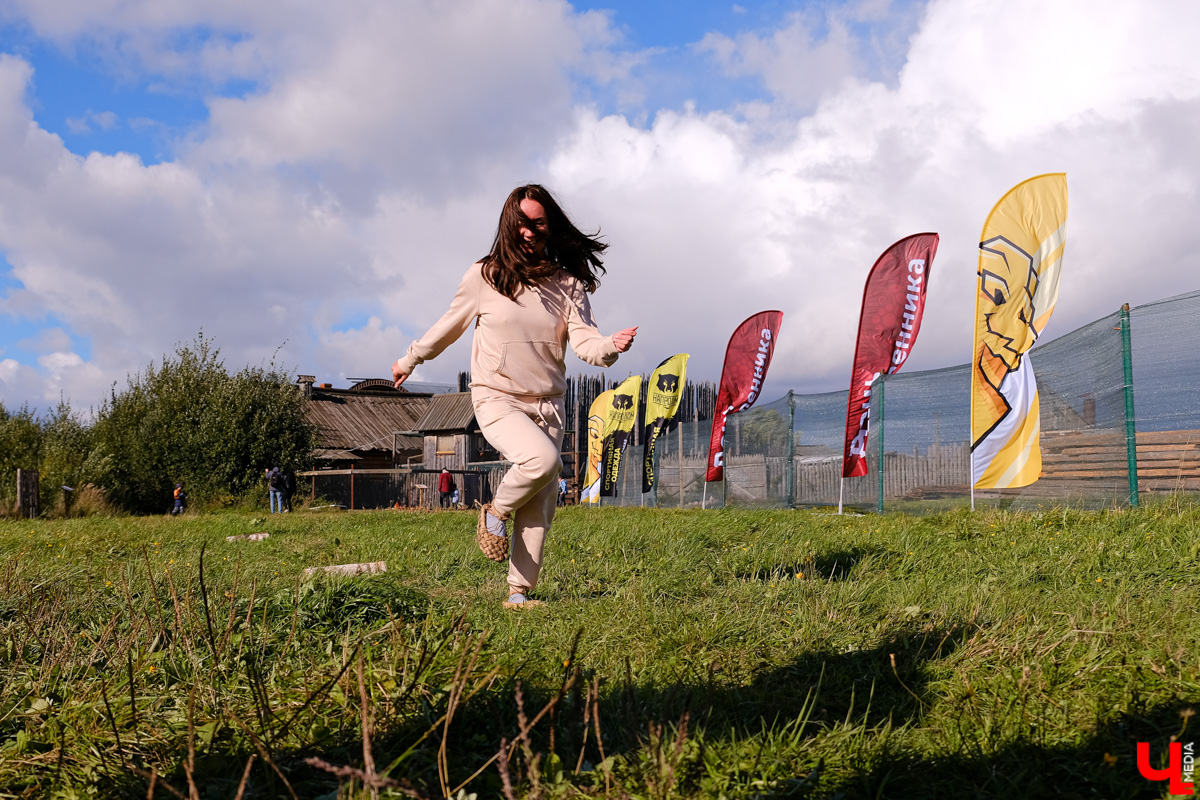 На фестивале участники ели огурцы из лаптей и слушали народную музыку. Одним из самых зрелищных развлечений стал футбол в лаптях.