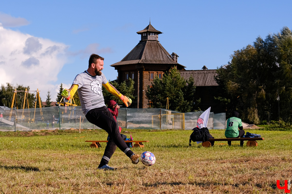 На фестивале участники ели огурцы из лаптей и слушали народную музыку. Одним из самых зрелищных развлечений стал футбол в лаптях.