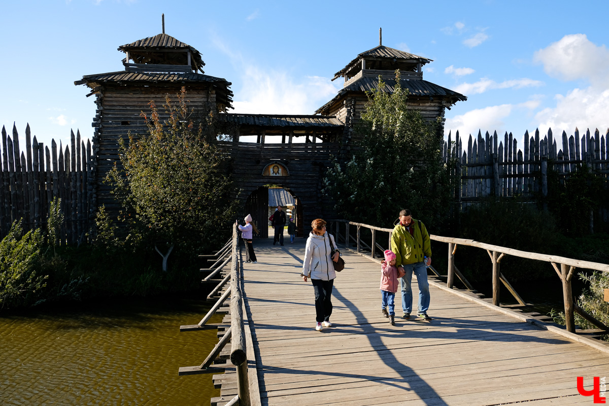 На фестивале участники ели огурцы из лаптей и слушали народную музыку. Одним из самых зрелищных развлечений стал футбол в лаптях.