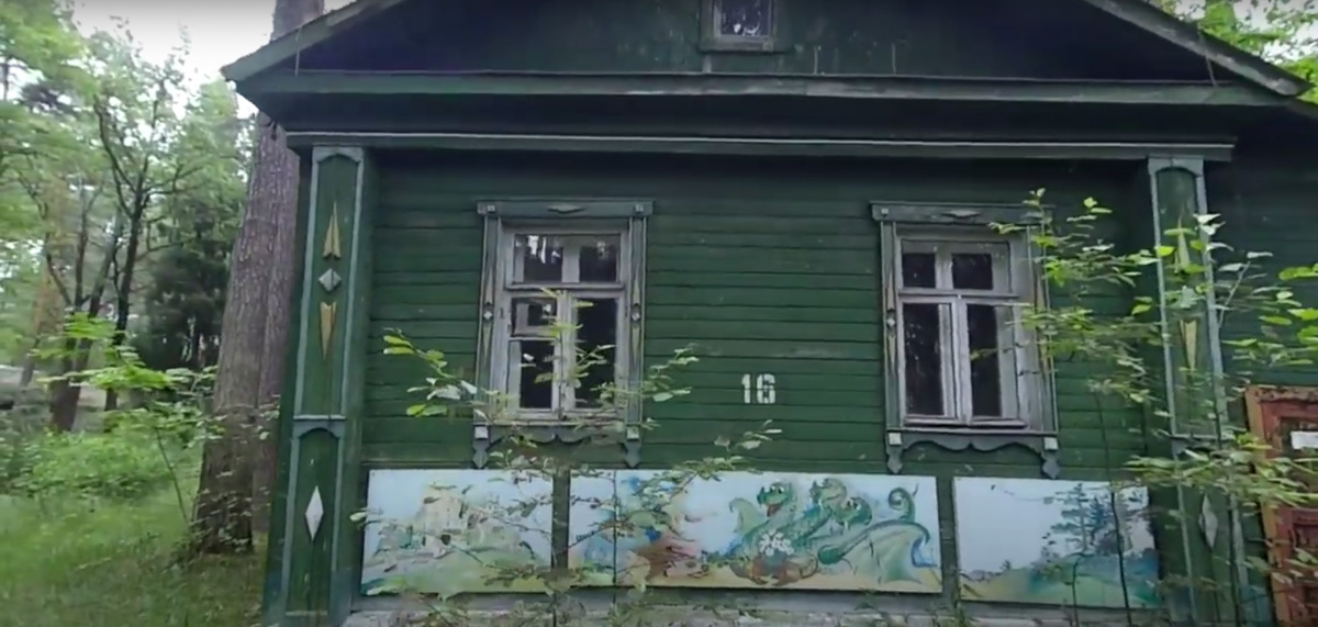 Видеоблогер Михаил Слуцкий побывал в заброшенном пионерлагере «Чайка». Он поделился с нами кадрами и впечатлениями от посещения этого объекта.