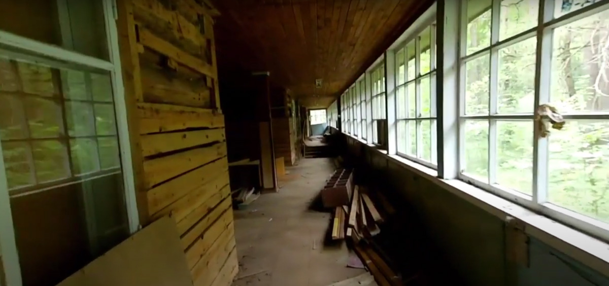 Видеоблогер Михаил Слуцкий побывал в заброшенном пионерлагере «Чайка». Он поделился с нами кадрами и впечатлениями от посещения этого объекта.