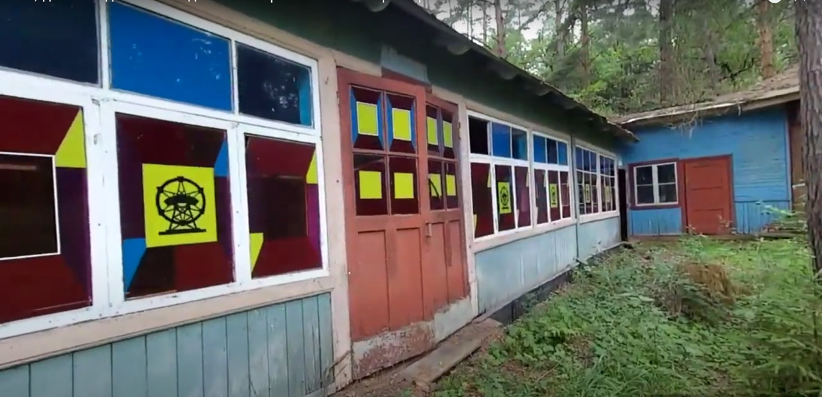 Видеоблогер Михаил Слуцкий побывал в заброшенном пионерлагере «Чайка». Он поделился с нами кадрами и впечатлениями от посещения этого объекта.