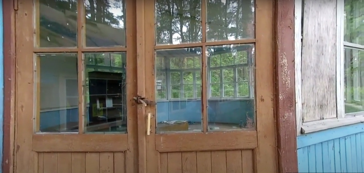 Видеоблогер Михаил Слуцкий побывал в заброшенном пионерлагере «Чайка». Он поделился с нами кадрами и впечатлениями от посещения этого объекта.