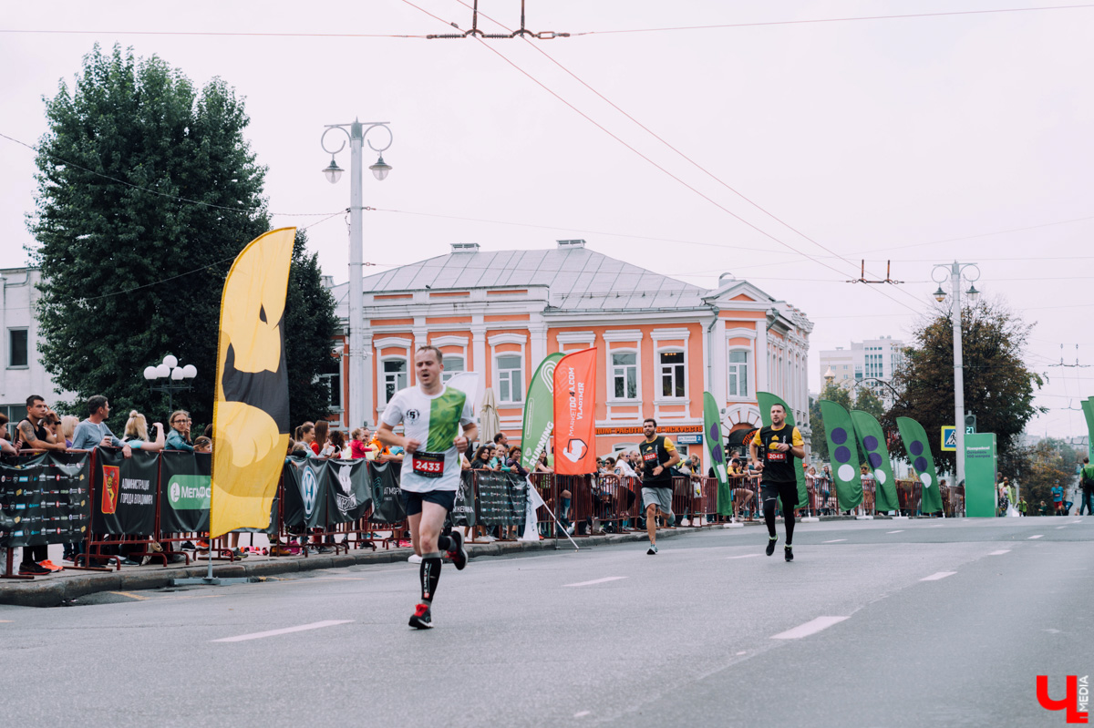 После долгих переговоров с Роспотребнадзором о безопасности мероприятия мэрия поделилась долгожданной информацией - анонсировала программу Дня Владимира-2021. На этот раз жители останутся довольны, ведь, несмотря на введение необходимых ковид-ограничений, праздник растянется на несколько дней и затронет все районы города.