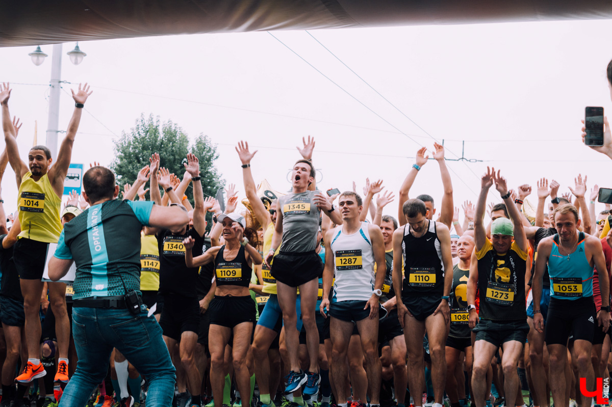 После долгих переговоров с Роспотребнадзором о безопасности мероприятия мэрия поделилась долгожданной информацией - анонсировала программу Дня Владимира-2021. На этот раз жители останутся довольны, ведь, несмотря на введение необходимых ковид-ограничений, праздник растянется на несколько дней и затронет все районы города.