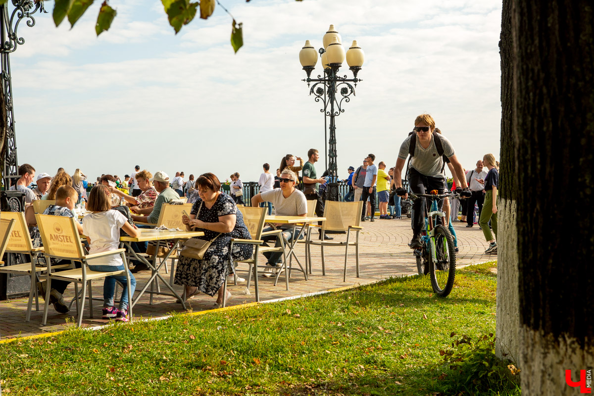 После долгих переговоров с Роспотребнадзором о безопасности мероприятия мэрия поделилась долгожданной информацией - анонсировала программу Дня Владимира-2021. На этот раз жители останутся довольны, ведь, несмотря на введение необходимых ковид-ограничений, праздник растянется на несколько дней и затронет все районы города.