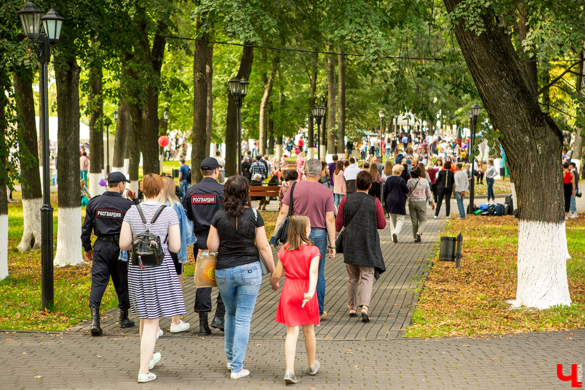 После долгих переговоров с Роспотребнадзором о безопасности мероприятия мэрия поделилась долгожданной информацией - анонсировала программу Дня Владимира-2021. На этот раз жители останутся довольны, ведь, несмотря на введение необходимых ковид-ограничений, праздник растянется на несколько дней и затронет все районы города.