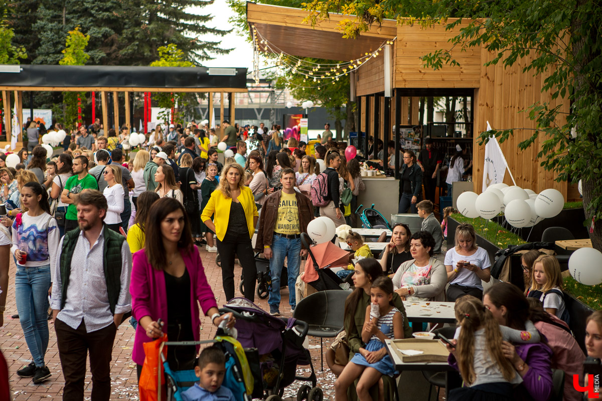 После долгих переговоров с Роспотребнадзором о безопасности мероприятия мэрия поделилась долгожданной информацией - анонсировала программу Дня Владимира-2021. На этот раз жители останутся довольны, ведь, несмотря на введение необходимых ковид-ограничений, праздник растянется на несколько дней и затронет все районы города.