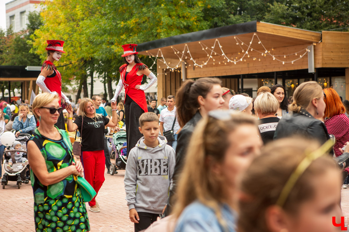После долгих переговоров с Роспотребнадзором о безопасности мероприятия мэрия поделилась долгожданной информацией - анонсировала программу Дня Владимира-2021. На этот раз жители останутся довольны, ведь, несмотря на введение необходимых ковид-ограничений, праздник растянется на несколько дней и затронет все районы города.