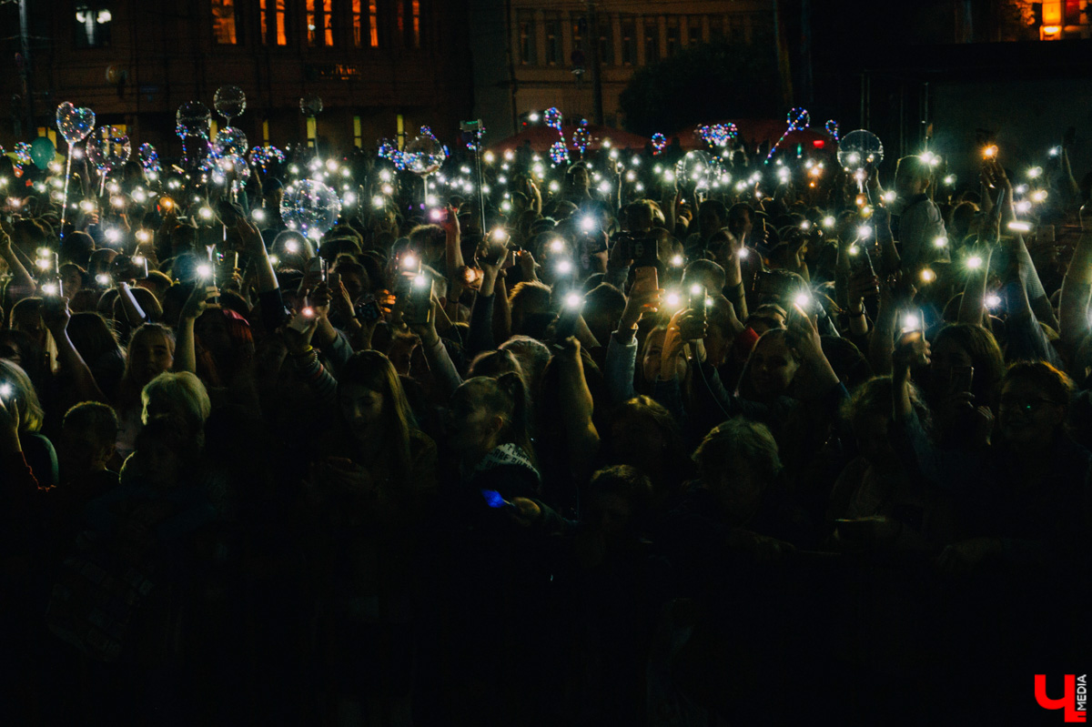 После долгих переговоров с Роспотребнадзором о безопасности мероприятия мэрия поделилась долгожданной информацией - анонсировала программу Дня Владимира-2021. На этот раз жители останутся довольны, ведь, несмотря на введение необходимых ковид-ограничений, праздник растянется на несколько дней и затронет все районы города.