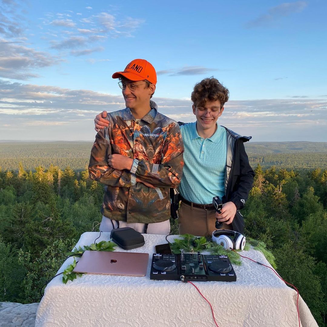 Команда московского аудиовизуального проекта «Discovery Sessions» записала диджей-сет на фоне храма Покрова на Нерли, а музыкант Олег Митяев посвятил песню Владимиру и Суздалю. Смотрите и слушайте!