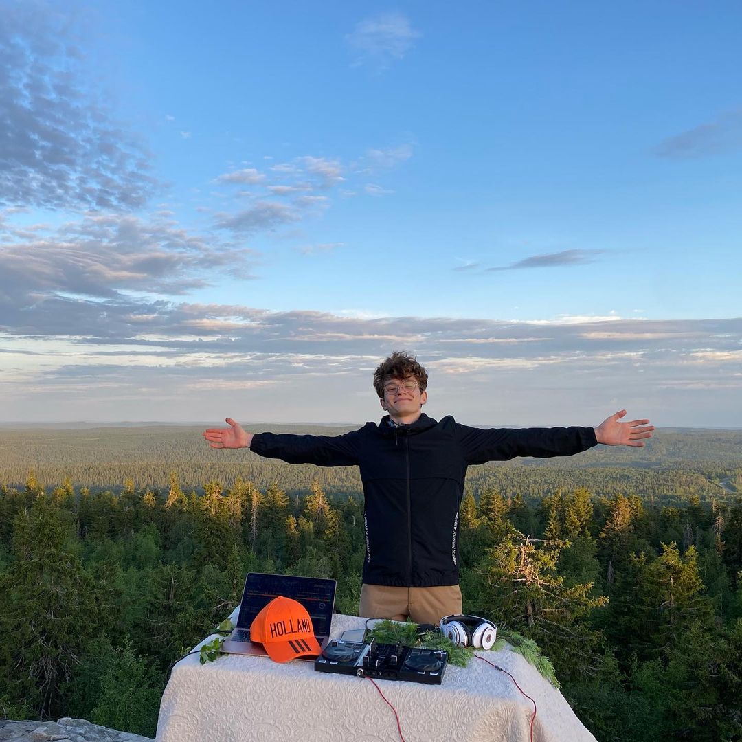 Команда московского аудиовизуального проекта «Discovery Sessions» записала диджей-сет на фоне храма Покрова на Нерли, а музыкант Олег Митяев посвятил песню Владимиру и Суздалю. Смотрите и слушайте!