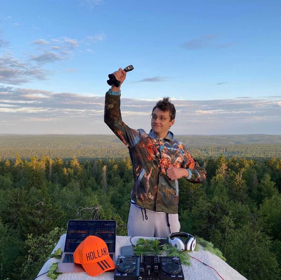 Команда московского аудиовизуального проекта «Discovery Sessions» записала диджей-сет на фоне храма Покрова на Нерли, а музыкант Олег Митяев посвятил песню Владимиру и Суздалю. Смотрите и слушайте!