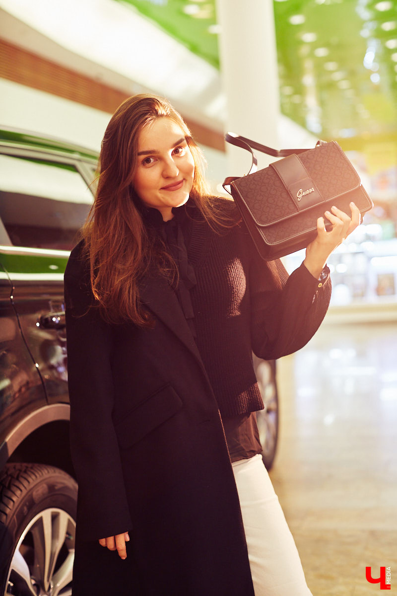 Алина Санакина работает юристом в одной из владимирских строительных компаний и большую часть своего времени проводит в офисных интерьерах, при этом не забывая о стиле. Жизнь Алины - это осознанный шопинг.