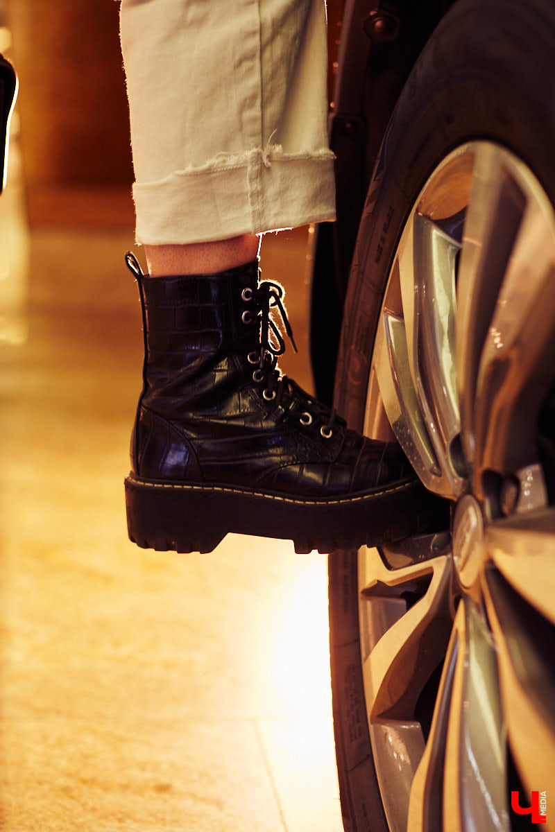 Алина Санакина работает юристом в одной из владимирских строительных компаний и большую часть своего времени проводит в офисных интерьерах, при этом не забывая о стиле. Жизнь Алины - это осознанный шопинг.