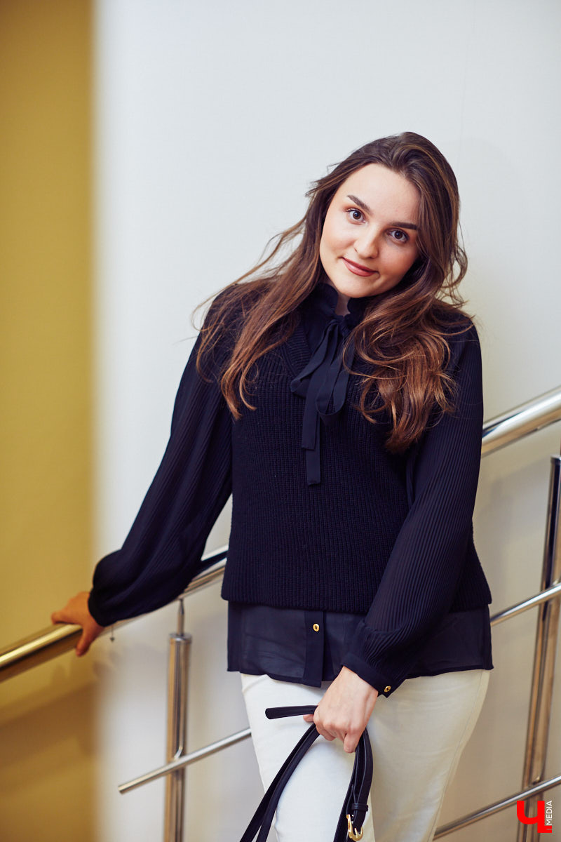 Алина Санакина работает юристом в одной из владимирских строительных компаний и большую часть своего времени проводит в офисных интерьерах, при этом не забывая о стиле. Жизнь Алины - это осознанный шопинг.