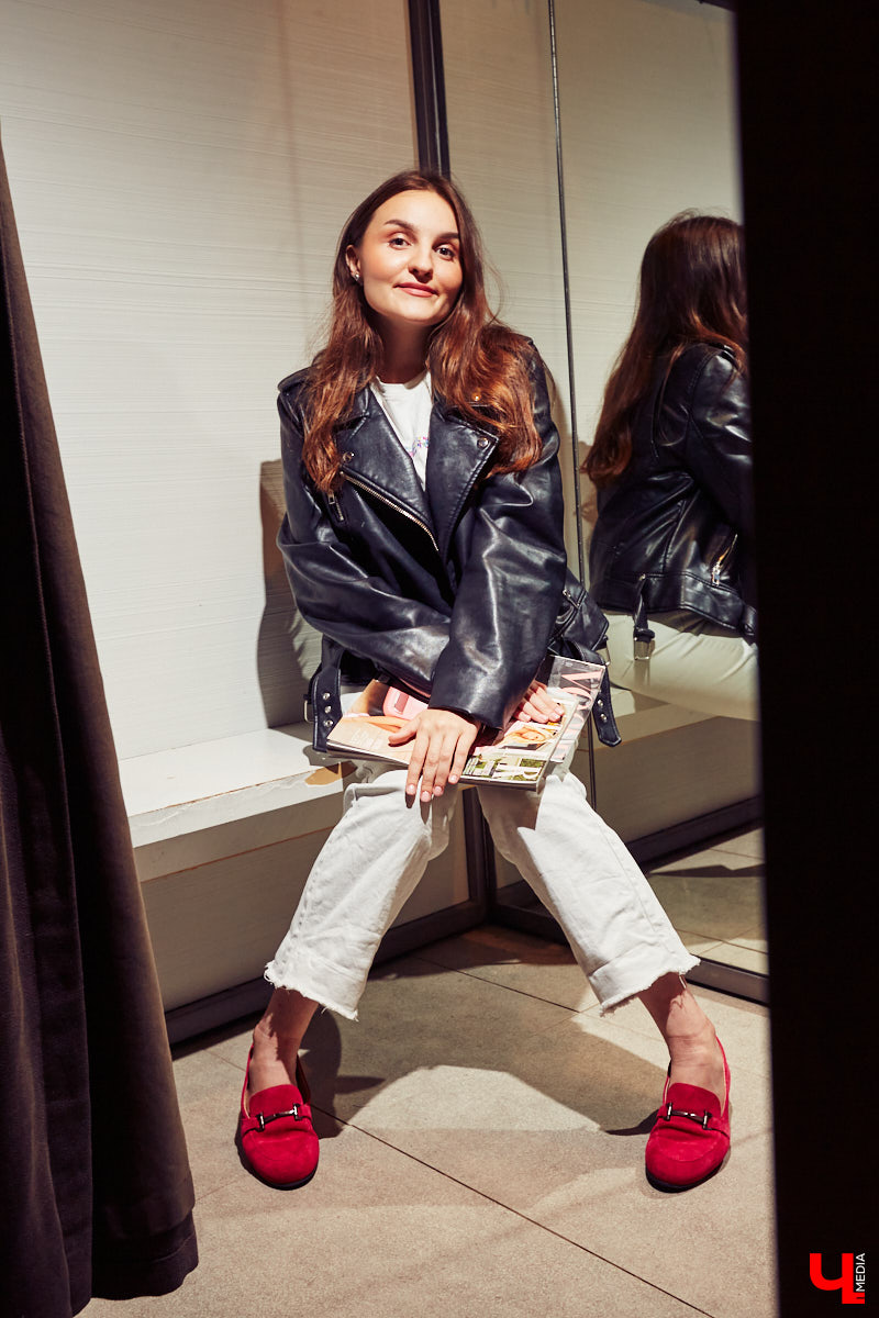 Алина Санакина работает юристом в одной из владимирских строительных компаний и большую часть своего времени проводит в офисных интерьерах, при этом не забывая о стиле. Жизнь Алины - это осознанный шопинг.