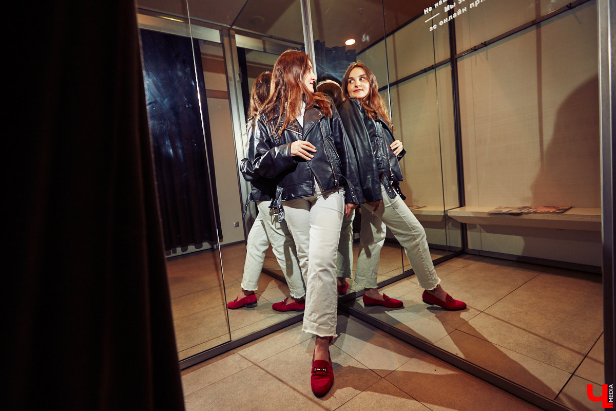 Алина Санакина работает юристом в одной из владимирских строительных компаний и большую часть своего времени проводит в офисных интерьерах, при этом не забывая о стиле. Жизнь Алины - это осознанный шопинг.