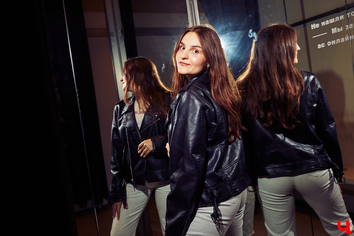 Алина Санакина работает юристом в одной из владимирских строительных компаний и большую часть своего времени проводит в офисных интерьерах, при этом не забывая о стиле. Жизнь Алины - это осознанный шопинг.