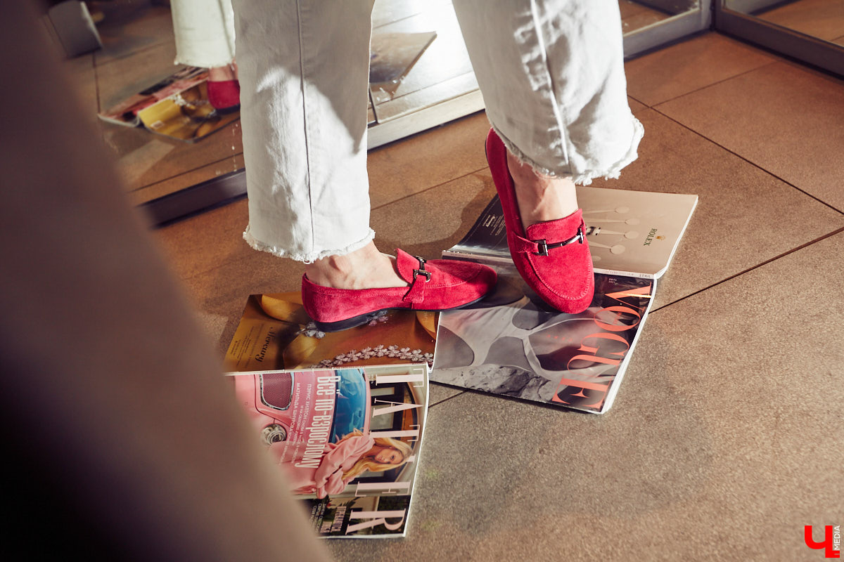 Алина Санакина работает юристом в одной из владимирских строительных компаний и большую часть своего времени проводит в офисных интерьерах, при этом не забывая о стиле. Жизнь Алины - это осознанный шопинг.