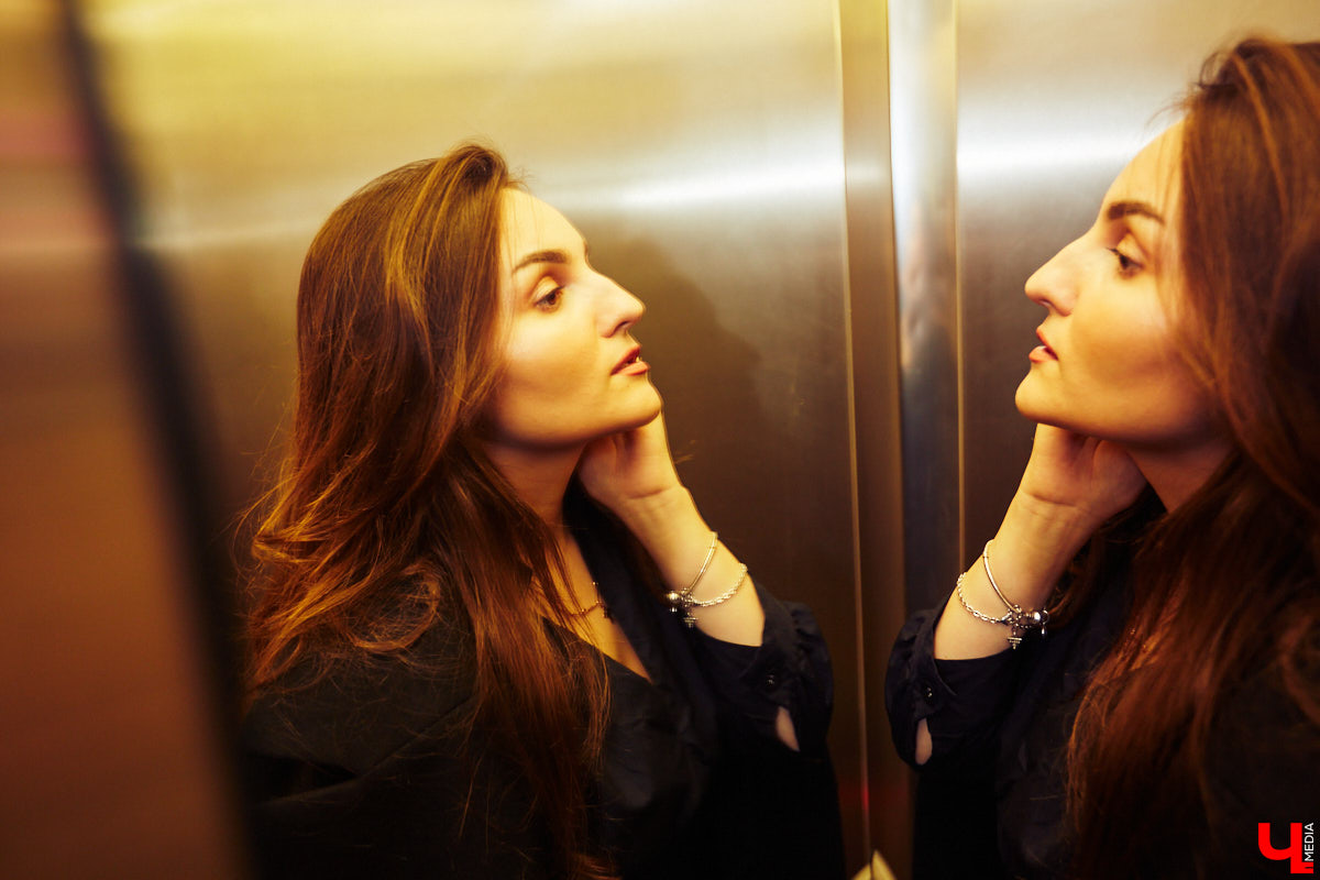 Алина Санакина работает юристом в одной из владимирских строительных компаний и большую часть своего времени проводит в офисных интерьерах, при этом не забывая о стиле. Жизнь Алины - это осознанный шопинг.