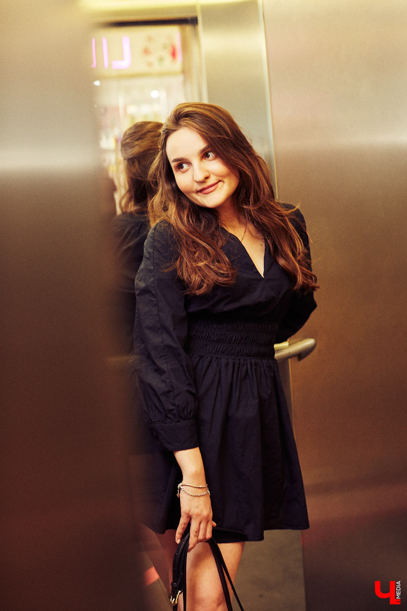 Алина Санакина работает юристом в одной из владимирских строительных компаний и большую часть своего времени проводит в офисных интерьерах, при этом не забывая о стиле. Жизнь Алины - это осознанный шопинг.