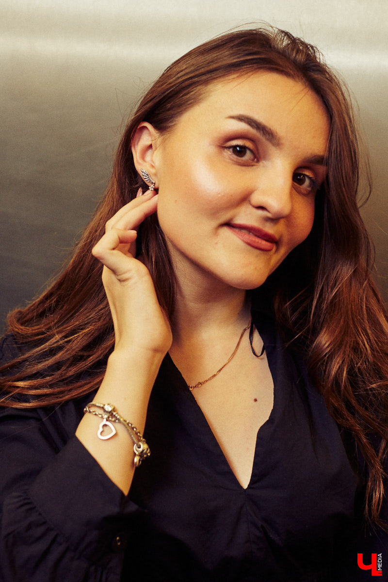 Алина Санакина работает юристом в одной из владимирских строительных компаний и большую часть своего времени проводит в офисных интерьерах, при этом не забывая о стиле. Жизнь Алины - это осознанный шопинг.