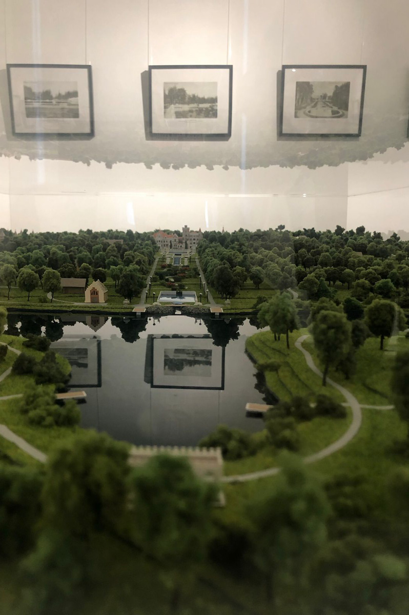 В Царицыно проходит IV Фестиваль исторических садов. В этом году он посвящен старинным усадьбам. Один из проектов - имение графа Храповицкого в Муромцево. Ландшафтные дизайнеры создали современную интерпретацию.