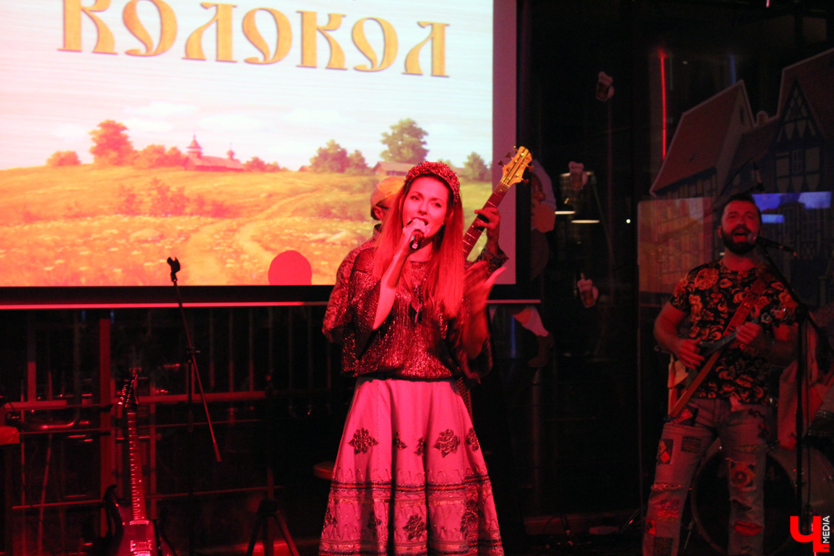 После всех перипетий и испытаний, свалившихся на группу, жемчужина владимирской музыкальной сцены - фолк-бэнд «Колокол» - наконец представила слушателям свою новую программу «Бессонница». 