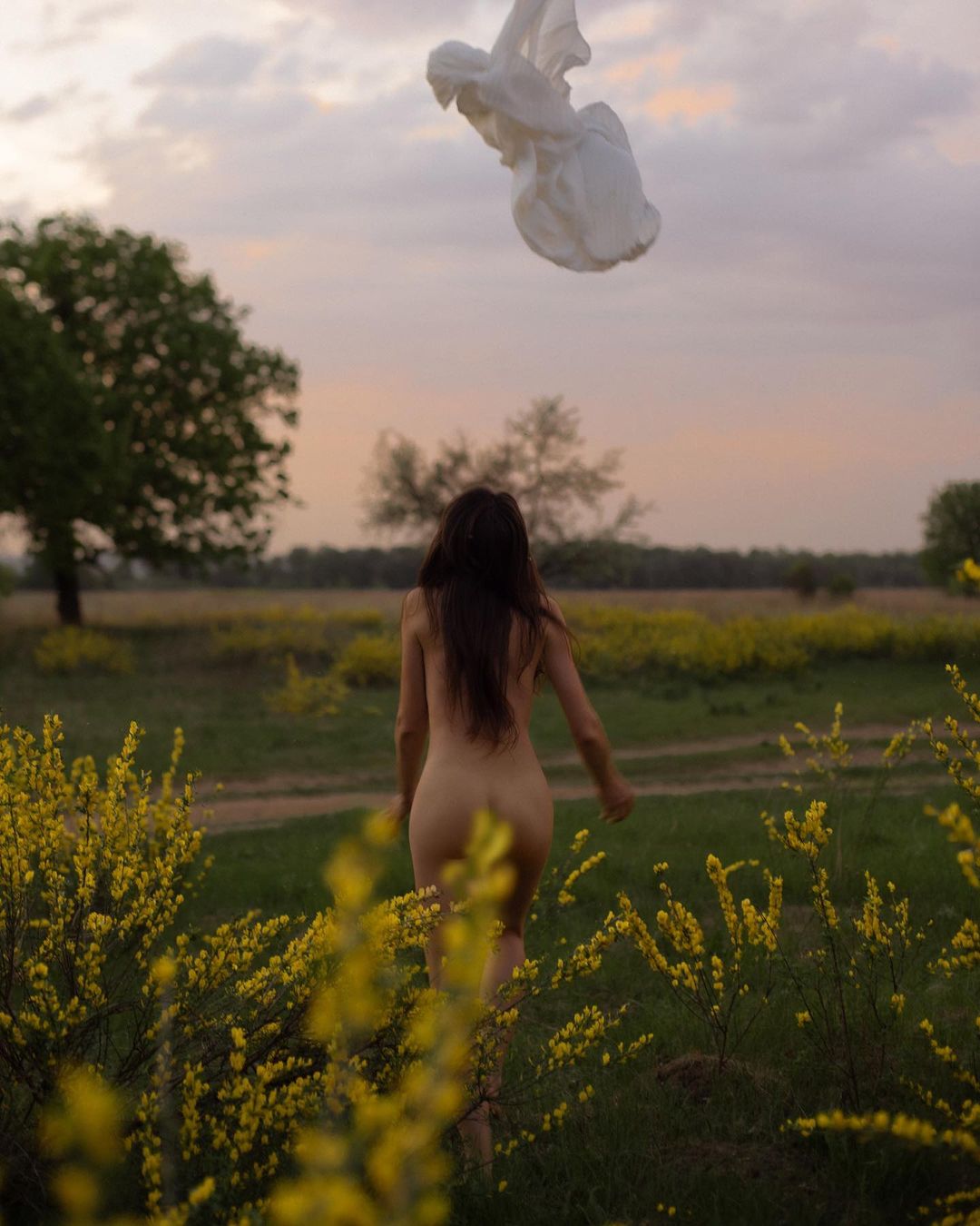 За окном стремительно холодает, поэтому будни необходимо разбавлять чем-то горяченьким. Контентом, который одновременно вдохновляет и возвращает зрителя в состояние летней вседозволенности. Несколько владимирских фотографов поделились с «Ключ-Медиа» снимками, которые справятся с этим запросом, - это обнаженные женские тела на лоне природы.