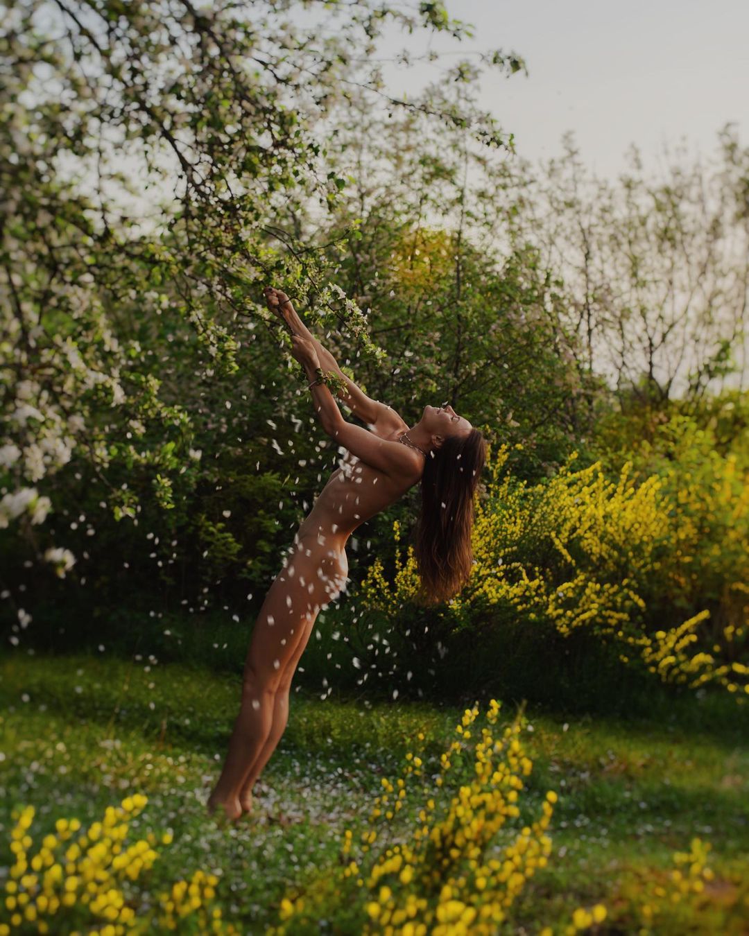 За окном стремительно холодает, поэтому будни необходимо разбавлять чем-то горяченьким. Контентом, который одновременно вдохновляет и возвращает зрителя в состояние летней вседозволенности. Несколько владимирских фотографов поделились с «Ключ-Медиа» снимками, которые справятся с этим запросом, - это обнаженные женские тела на лоне природы.