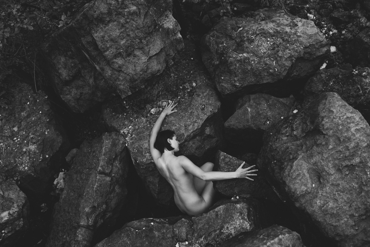 За окном стремительно холодает, поэтому будни необходимо разбавлять чем-то горяченьким. Контентом, который одновременно вдохновляет и возвращает зрителя в состояние летней вседозволенности. Несколько владимирских фотографов поделились с «Ключ-Медиа» снимками, которые справятся с этим запросом, - это обнаженные женские тела на лоне природы.