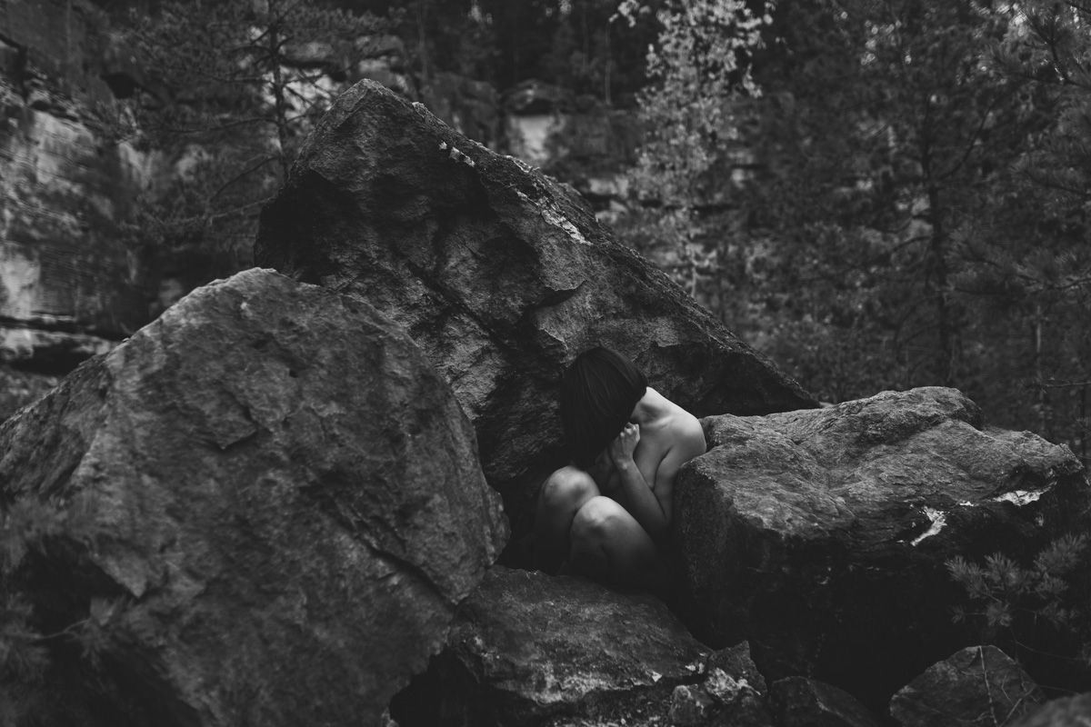 За окном стремительно холодает, поэтому будни необходимо разбавлять чем-то горяченьким. Контентом, который одновременно вдохновляет и возвращает зрителя в состояние летней вседозволенности. Несколько владимирских фотографов поделились с «Ключ-Медиа» снимками, которые справятся с этим запросом, - это обнаженные женские тела на лоне природы.